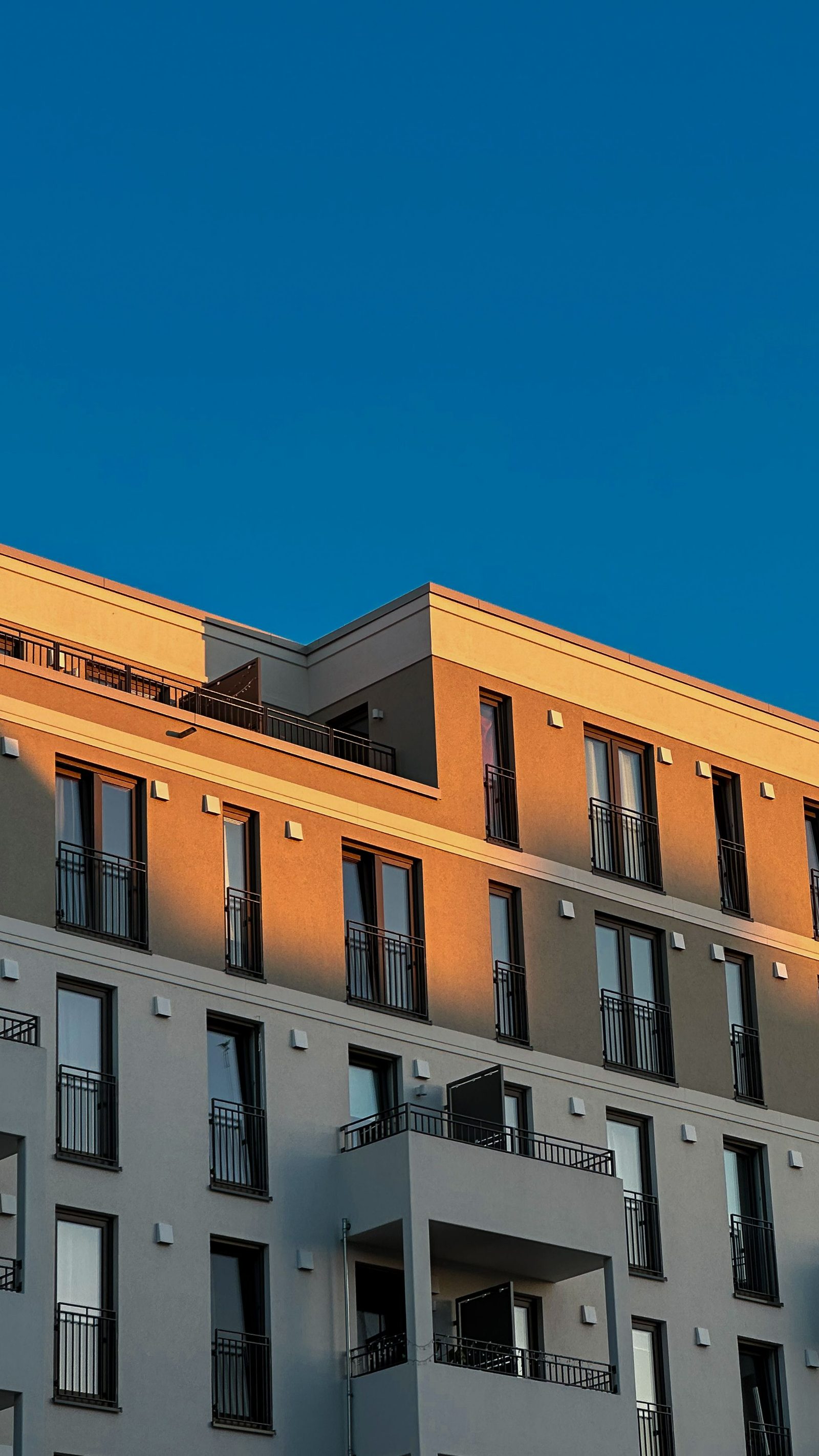 Fassade eines mehrgeschossigen Wohngebäudes im Abendlicht